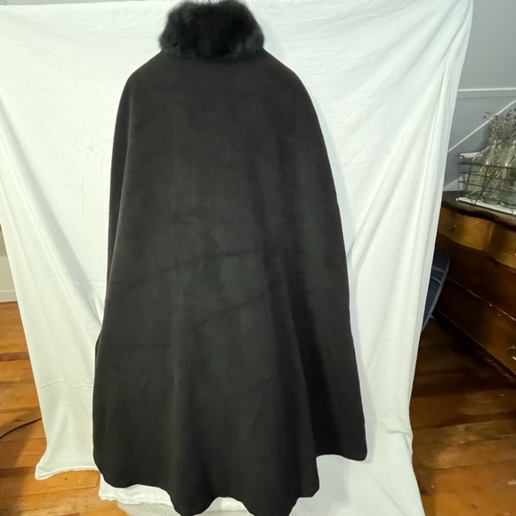 Alpaca Wool Cape for the ultimate dramatic collection! - Picture 9 of 12